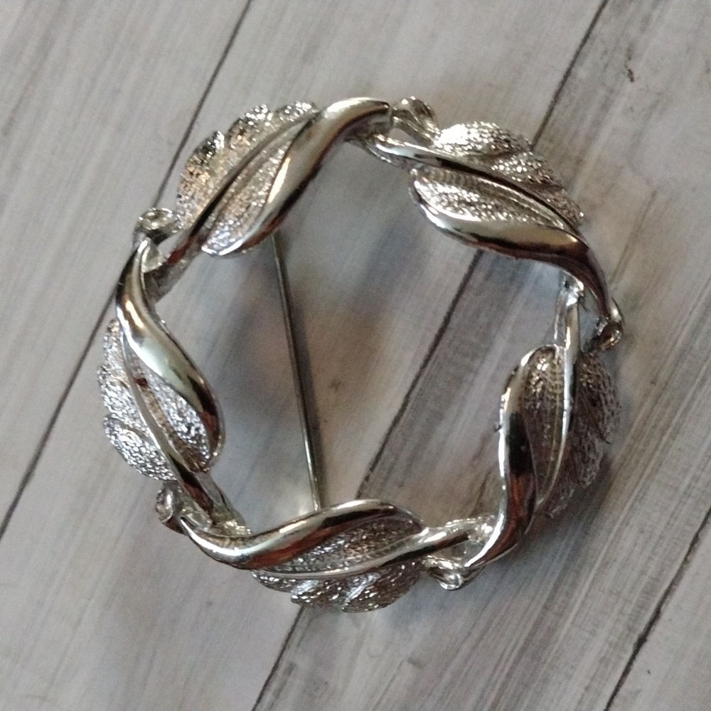 Coro brooch